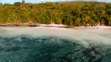 Hava: Tropikal plaj turkuaz su mercan resifi üzerinde uçan, Tomia adası Wakatobi Milli Parkı Endonezya Maldivler Polinezyası beyaz kum plaj. teal turuncu derecelendirme