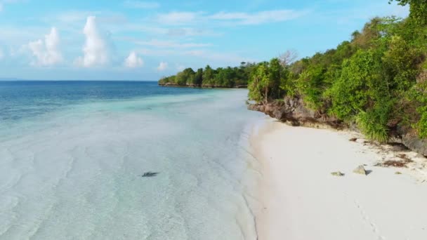 Cámara lenta aérea: mujer caminando en la playa de arena blanca de agua turquesa isla tropical, isla Tomia, parque nacional marino de Wakatobi, Indonesia, destino de viaje paradisíaco — Vídeo de stock