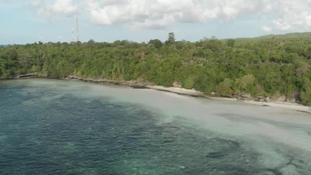 Aérea: Volando sobre la playa tropical arrecife de coral de agua turquesa, isla de Tomia Parque Nacional Wakatobi Indonesia Maldivas Polinesia playa de arena blanca. Perfil de color D-log cinelike nativo — Vídeos de Stock