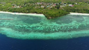 Hava: Tropikal plaj turkuaz su mercan resifi üzerinde uçan , Tomia adası Wakatobi Milli Parkı Endonezya Maldivler Polinezyası beyaz kum plaj