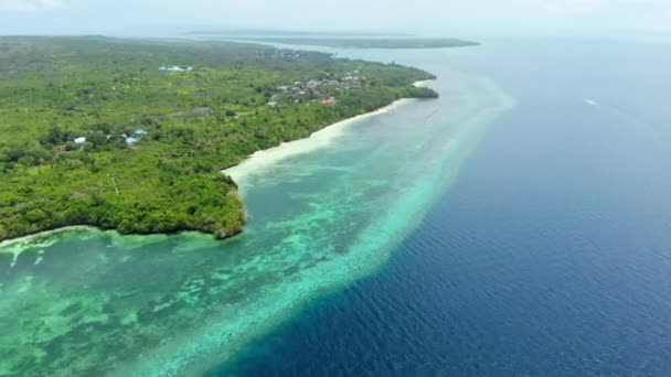 Letecká anténa: létání přes tropické plážové tyrkysové vodní útesy, ostrov TOMIA Wakatobi národní park Indonésie Maledivy Polynésie bílá písečná pláž — Stock video