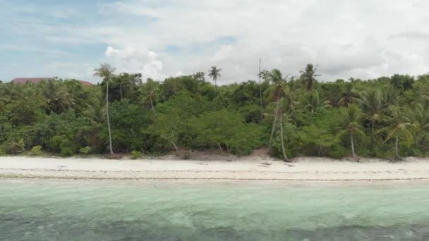 공중 : 열대 해변 청록색 물 산호초, 토미아 섬 와카토비 국립 공원 인도네시아 몰디브 폴리네시아 화이트 모래 해변을 통해 비행. 네이티브 시네라이크 D-로그 색상 프로파일 — 비디오