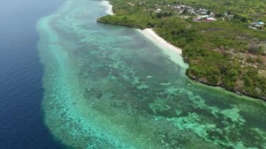Hava: Tropikal plaj turkuaz su mercan resifi üzerinde uçan , Tomia adası Wakatobi Milli Parkı Endonezya Maldivler Polinezyası beyaz kum plaj