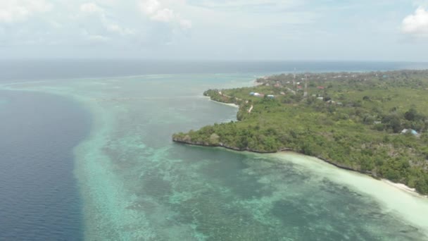 Εναέρια: πετούν πάνω από τροπική παραλία τιρκουάζ νερό κοραλλιογενή ύφαλο, εθνικό πάρκο Tomia νησί Wakatobi Ινδονησία Μαλδίβες Πολυνησία παραλία λευκής άμμου. Εγγενή προφίλ χρώματος D-log — Αρχείο Βίντεο