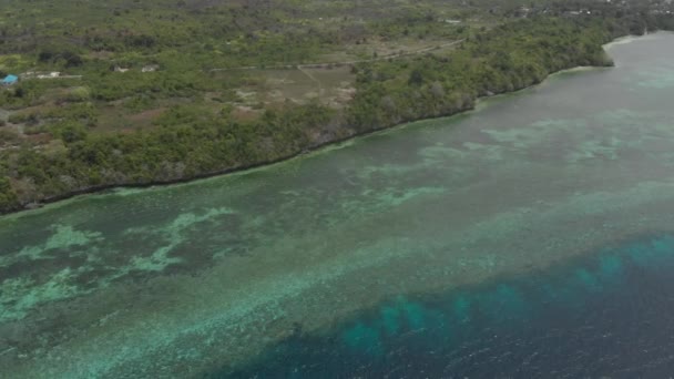 Antenne: fliegen über tropischen Strand türkisfarbenes Wasser Korallenriff, Tomia Insel Wakatobi Nationalpark Indonesien Malediven Polynesien weißen Sandstrand. natives, kinematografisches d-log Farbprofil — Stockvideo