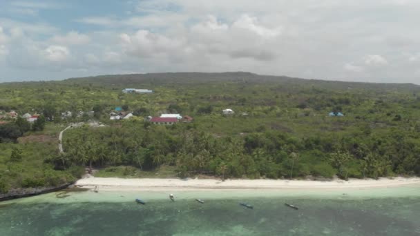 Aérea: Volando sobre la playa tropical arrecife de coral de agua turquesa, isla de Tomia Parque Nacional Wakatobi Indonesia Maldivas Polinesia playa de arena blanca. Perfil de color D-log cinelike nativo — Vídeo de stock