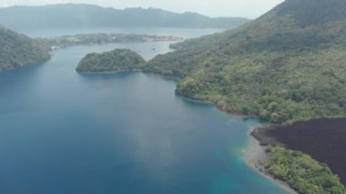 Hava: Banda Adaları aktif yanardağ Gunung Api lav akar Maluku Endonezya yemyeşil orman turkuaz su mercan resif doğal seyahat hedef üzerinde uçan. Yerli cinelike D-log renk profili