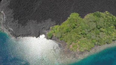 Hava: Banda Adaları aktif yanardağ Gunung Api lav akar Maluku Endonezya yemyeşil orman turkuaz su mercan resif doğal seyahat hedef üzerinde uçan. Yerli cinelike D-log renk profili