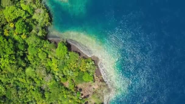 空中：飞越班达群岛活火山古农阿皮熔岩流马鲁库印尼郁郁葱葱的绿色森林绿松石水珊瑚礁风景旅游胜地 — 图库视频影像