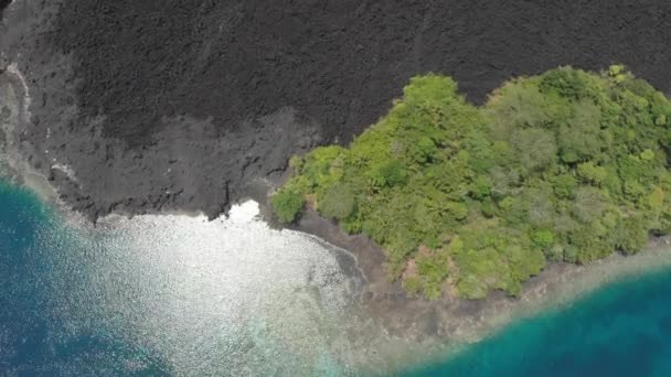 Aerial: pływające nad wyspy banda aktywny wulkan Gunung API lawy Maluku Indonezji bujny zielony las turkusowy woda koralowa rafa malownicze miejsce podróży. Natywny profil kolorów D-log — Wideo stockowe