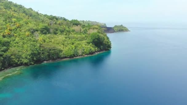 Aérea: volando sobre las Islas Banda volcán activo Gunung Api flujos de lava Maluku Indonesia exuberante bosque verde turquesa agua arrecife de coral destino turístico escénico — Vídeos de Stock