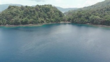 Hava: Banda Adaları aktif yanardağ Gunung Api lav akar Maluku Endonezya yemyeşil orman turkuaz su mercan resif doğal seyahat hedef üzerinde uçan. Yerli cinelike D-log renk profili