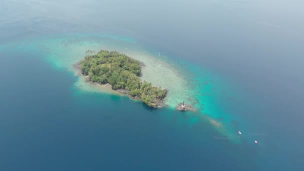 Εναέρια: πετώντας πάνω από τα νησιά μπάντα ενεργό ηφαίστειο Gunung API λάβα ρέει Μαλούκου Ινδονησία πλούσια πράσινο δάσος τιρκουάζ νερό κοραλλιογενή ύφαλο γραφικό προορισμό. Εγγενή προφίλ χρώματος D-log — Αρχείο Βίντεο