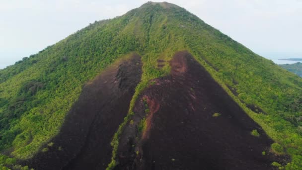 Aerial: sorvolando le isole Banda vulcano attivo Gunung Api flussi di lava Maluku Indonesia lussureggiante foresta verde turchese acqua corallo scogliera scenica destinazione di viaggio — Video Stock