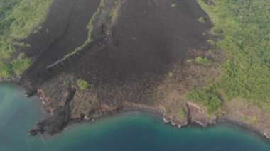 Hava: Banda Adaları aktif yanardağ Gunung Api lav akar Maluku Endonezya yemyeşil orman turkuaz su mercan resif doğal seyahat hedef üzerinde uçan. Yerli cinelike D-log renk profili