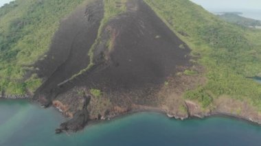 Hava: Banda Adaları aktif yanardağ Gunung Api lav akar Maluku Endonezya yemyeşil orman turkuaz su mercan resif doğal seyahat hedef üzerinde uçan. Yerli cinelike D-log renk profili