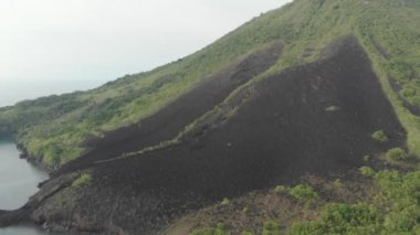 Hava: Banda Adaları aktif yanardağ Gunung Api lav akar Maluku Endonezya yemyeşil orman turkuaz su mercan resif doğal seyahat hedef üzerinde uçan. Yerli cinelike D-log renk profili