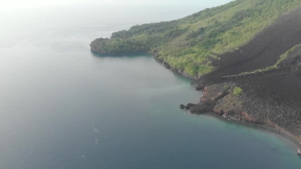 空中：飞越班达群岛活火山古农阿皮熔岩流马鲁库印尼郁郁葱葱的绿色森林绿松石水珊瑚礁风景旅游胜地。原生电影式 D-log 颜色配置文件 — 图库视频影像