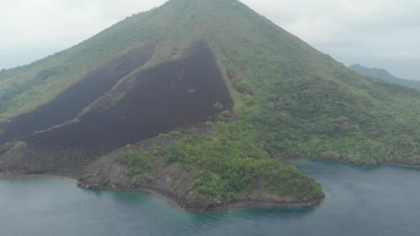 Aérea: volando sobre las Islas Banda volcán activo Gunung Api flujos de lava Maluku Indonesia exuberante bosque verde turquesa agua arrecife de coral pintoresco destino de viaje. Perfil de color D-log cinelike nativo — Vídeos de Stock