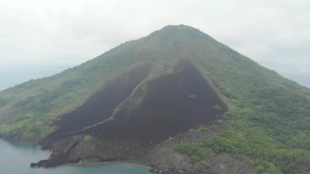 Aérea: volando sobre las Islas Banda volcán activo Gunung Api flujos de lava Maluku Indonesia exuberante bosque verde turquesa agua arrecife de coral pintoresco destino de viaje. Perfil de color D-log cinelike nativo — Vídeos de Stock