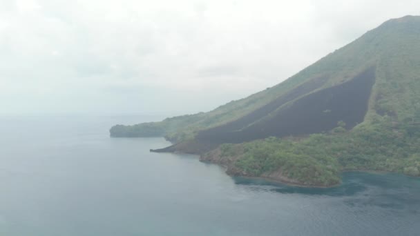 Aérea: volando sobre las Islas Banda volcán activo Gunung Api flujos de lava Maluku Indonesia exuberante bosque verde turquesa agua arrecife de coral pintoresco destino de viaje. Perfil de color D-log cinelike nativo — Vídeos de Stock