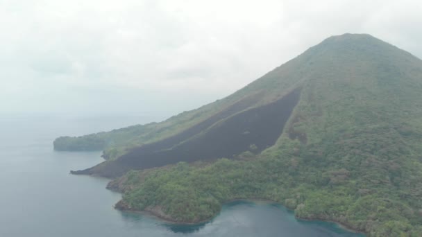Antenne Vliegen Banda Eilanden Actieve Vulkaan Gunung Api Lava Stroomt — Stockvideo