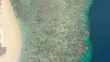 Hava: tropikal Hatta adası beyaz kum plaj Banda Adaları Maluku Endonezya yemyeşil orman turkuaz su mercan resifi doğal seyahat hedef üzerinde uçan. Yerli cinelike D-log renk profili