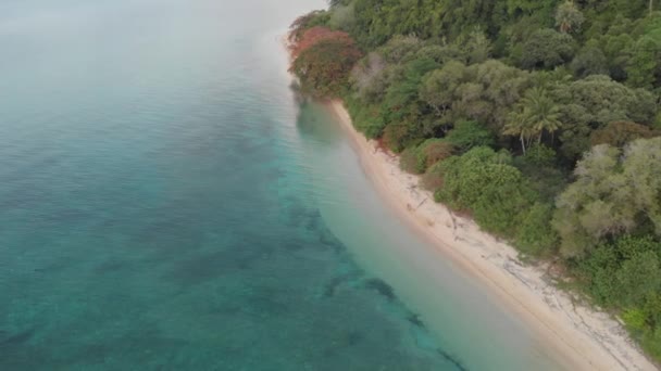 Antenne Vliegen Tropisch Hatta Eiland Wit Zandstrand Banda Eilanden Maluku — Stockvideo