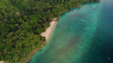 Hava: tropikal Hatta adası beyaz kum plaj Banda Adaları Maluku Endonezya yemyeşil orman turkuaz su mercan resif ihlanın gökyüzü üzerinde uçan