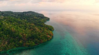 Hava: tropikal Hatta adası beyaz kum plaj Banda Adaları Maluku Endonezya yemyeşil orman turkuaz su mercan resif ihlanın gökyüzü üzerinde uçan
