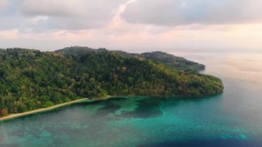 Hava: tropikal Hatta adası beyaz kum plaj Banda Adaları Maluku Endonezya yemyeşil orman turkuaz su mercan resif ihlanın gökyüzü üzerinde uçan