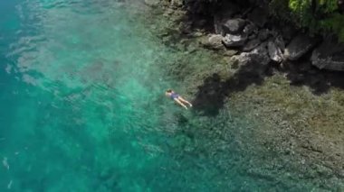 Andan: Pulau Gunung Api kıyı şeridi mercan resiftropikal karayipler deniz turkuaz su Endonezya Banda Adaları Maluku Endonezya üzerinde şnorkel kadın. Yerli cinelike D-log renk profili
