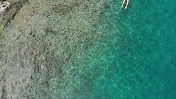 プラウグヌンアピの海岸線サンゴ礁熱帯カリブ海ターコイズウォーターインドネシアバンダ諸島マルクインドネシアでシュノーケリング女性 ネイティブシネのようなD Logカラープロファイル — ストック動画