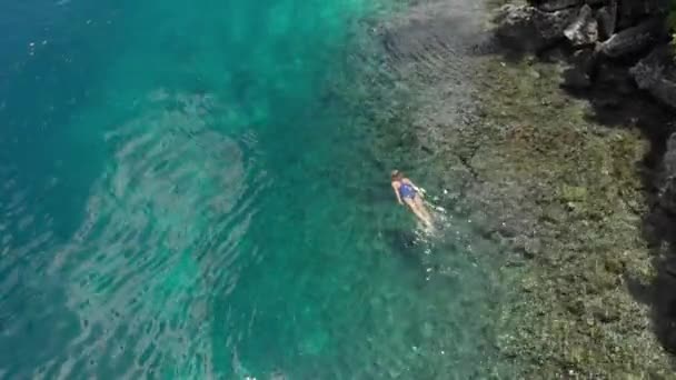 Aérea Mujer Haciendo Snorkel Costa Pulau Gunung Api Arrecife Coral — Vídeos de Stock