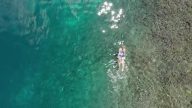 Andan: Pulau Gunung Api kıyı şeridi mercan resiftropikal karayipler deniz turkuaz su Endonezya Banda Adaları Maluku Endonezya üzerinde şnorkel kadın. Yerli cinelike D-log renk profili