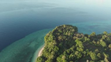 Hava: tropikal Ai ada beyaz kum plaj Banda Adaları Maluku Endonezya yemyeşil orman turkuaz su mercan resif doğal seyahat hedef üzerinde uçan. Yerli cinelike D-log renk profili