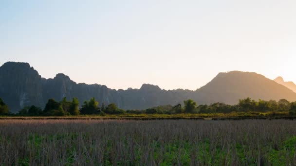 Time lapse: tramonto a Vang Vieng coutryside risaie montagna picco scogliera, popolare destinazione turistica in Laos, Sud Est asiatico — Video Stock