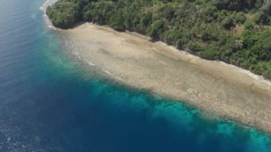 Andan: tropikal Ai ada beyaz kum plaj Banda Adaları Maluku Endonezya yemyeşil orman turkuaz su mercan resif günbatımı gökyüzü üzerinde uçan. Yerli cinelike D-log renk profili