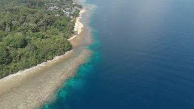 Andan: tropikal Ai ada beyaz kum plaj Banda Adaları Maluku Endonezya yemyeşil orman turkuaz su mercan resif günbatımı gökyüzü üzerinde uçan. Yerli cinelike D-log renk profili