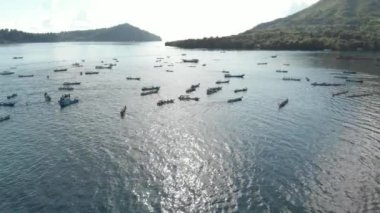 Hava: Bandaneira kora-kora geleneksel kano yıllık yarış ve Banda Adaları, Maluku, Endonezya güzel denizde yelken sürat tekneleri. Yerli cinelike D-log renk profili