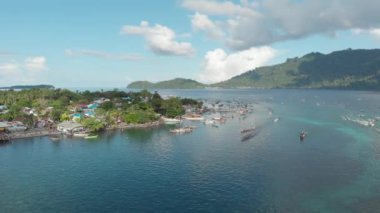 Hava: Bandaneira kora-kora geleneksel kano yıllık yarış ve Banda Adaları, Maluku, Endonezya güzel denizde yelken sürat tekneleri. Yerli cinelike D-log renk profili