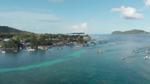 科拉传统独木舟年度比赛在班达内拉和快艇航行在班达群岛的美丽海洋 马鲁古 印度尼西亚 原生电影式 Log 颜色配置文件 — 图库视频影像