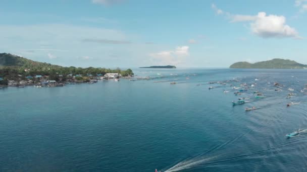 バンダネイラのコラコラ伝統的なカヌーの年次レースとバンダニー諸島 マルク インドネシアの美しい海で航行スピードボート ネイティブシネのようなD Logカラープロファイル — ストック動画