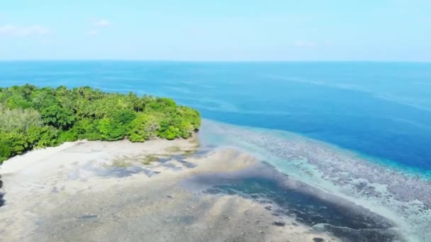 Antenne Fliegen Über Tropische Island Korallenriff Sand Strand Banda Inseln — Stockvideo