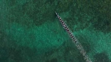 Hava: Banda Adaları, Maluku, Endonezya güzel denizde Bandaneira kora-kora geleneksel kano yıllık yarış aşağı yukarıdan aşağıya. Yerli cinelike D-log renk profili