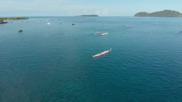 Aérea Kora Kora Tradicional Carrera Anual Canoa Bandaneira Hermoso Mar — Vídeos de Stock