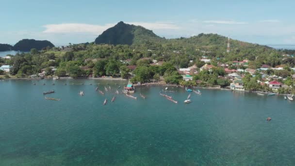 航空写真 インドネシアのマルクー島 バンダネイラで毎年恒例のレースの準備をするコラコラ伝統的なカヌー ネイティブシネのようなD Logカラープロファイル — ストック動画