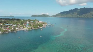 Hava: Kora-kora geleneksel kano Banda Adaları Bandaneira yıllık yarış için hazırlanıyor, Maluku, Endonezya. Yerli cinelike D-log renk profili