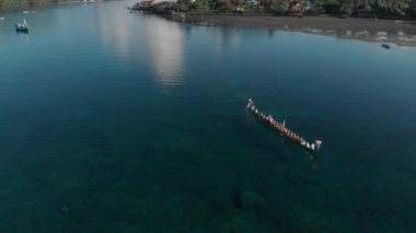 Hava: Banda Adaları güzel denizde Bandaneira kora-kora geleneksel kano yıllık yarış, Maluku, Endonezya. Yerli cinelike D-log renk profili