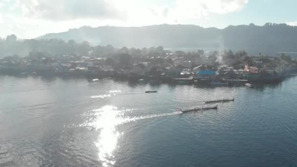 Воздушный Традиционная Ежегодная Гонка Каноэ Красивом Море Островов Банда Индонезийском — стоковое видео